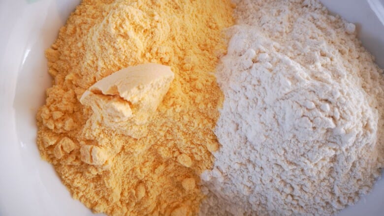 corn flour and wheat flour 